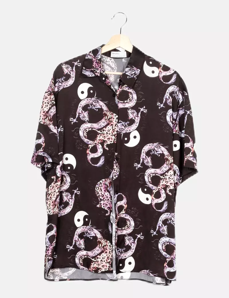 Bershka Camisa negra satinada estampada