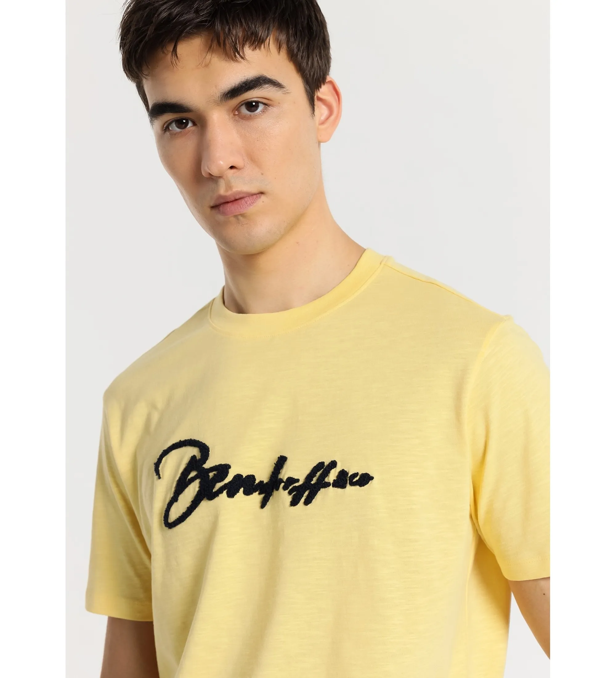 Camiseta de manga corta con el logo chenilla amarillo