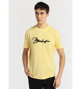 Camiseta de manga corta con el logo chenilla amarillo