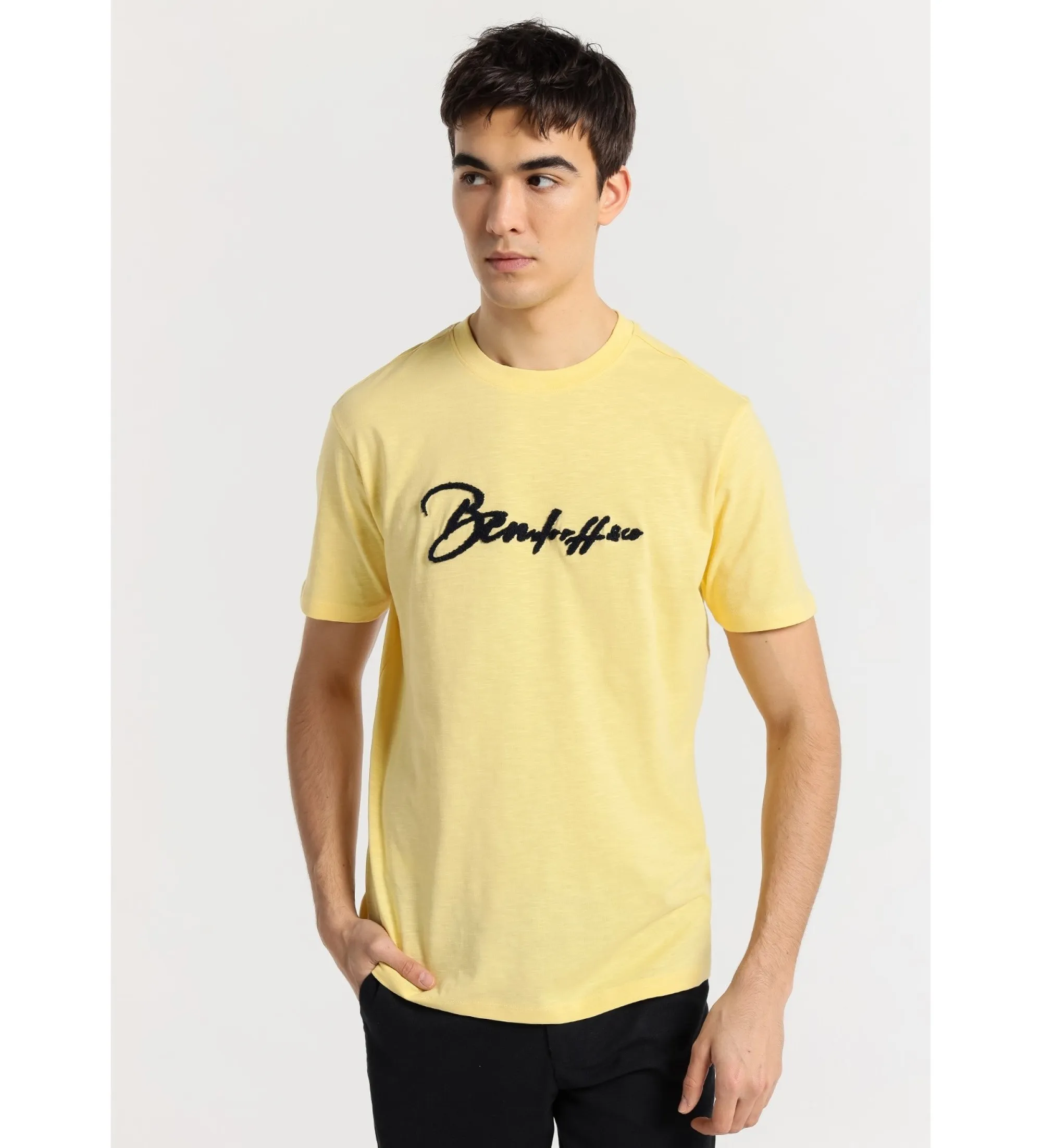 Camiseta de manga corta con el logo chenilla amarillo