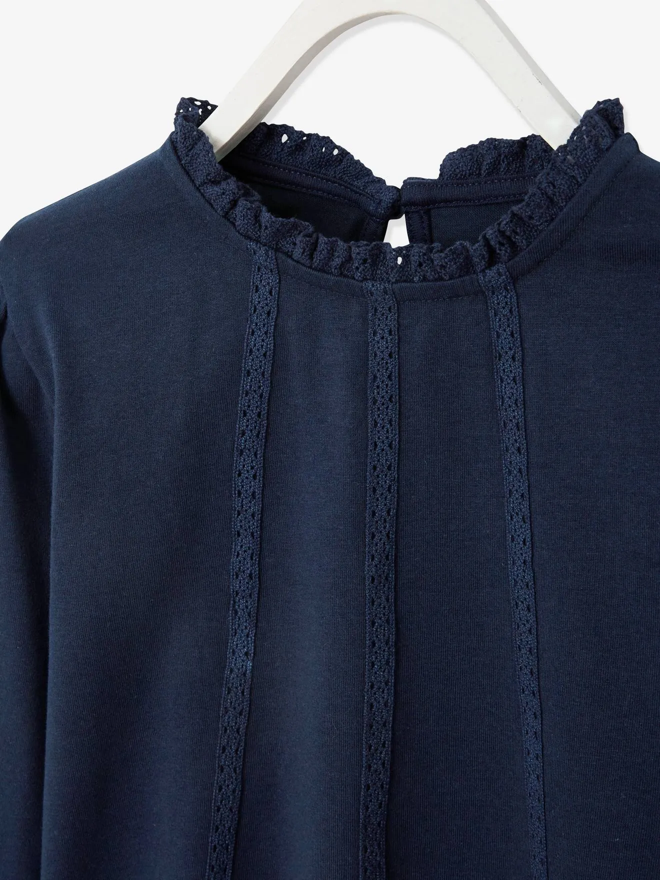Camiseta estilo blusa con detalles de macramé para niña