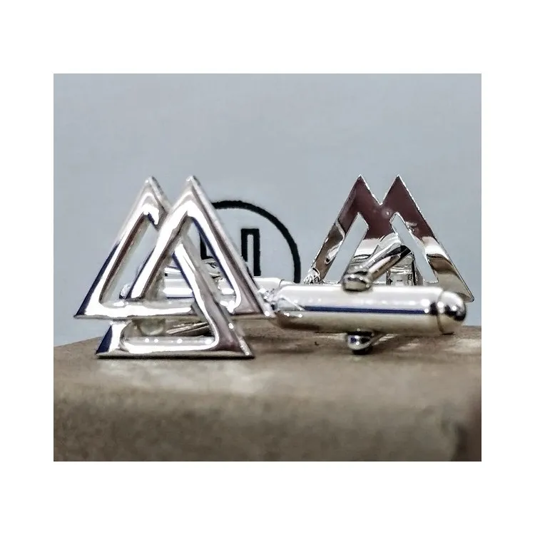 Gemelos Valknut o triangulos entrelazados en plata de ley