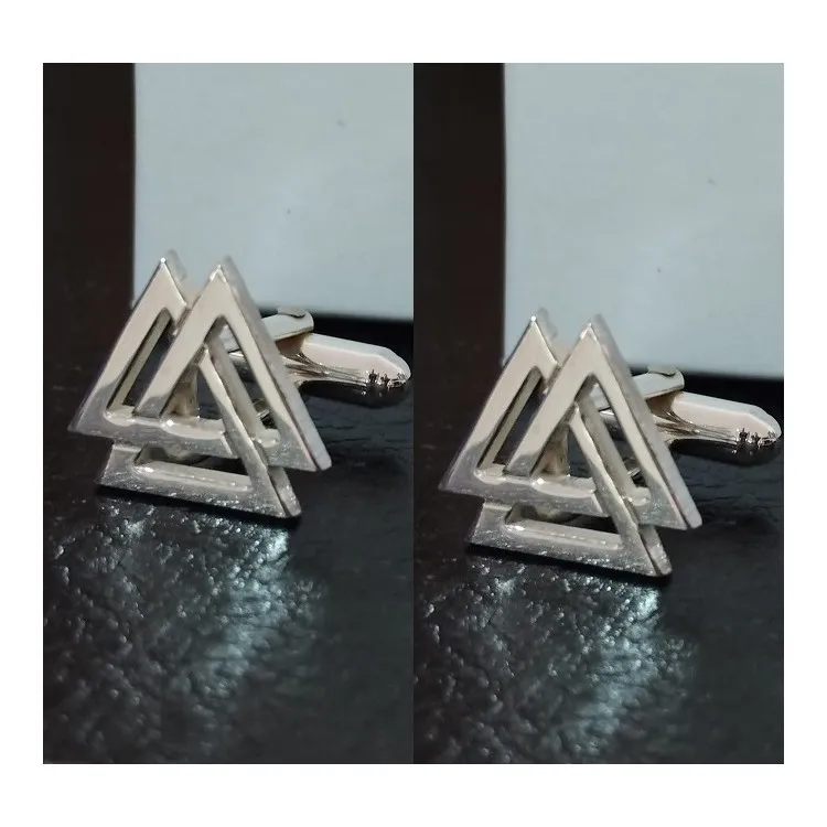 Gemelos Valknut o triangulos entrelazados en plata de ley