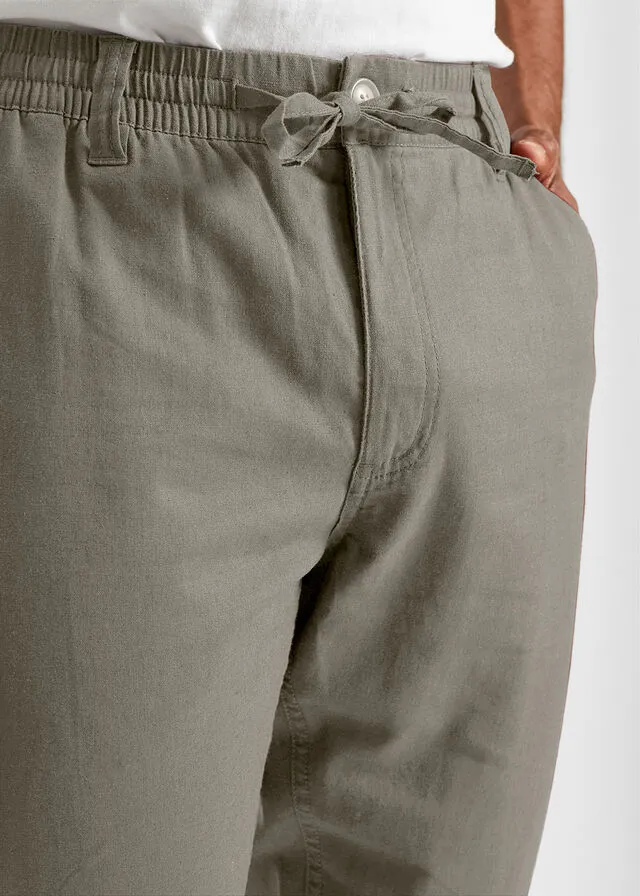 Pantalón tipo chino de corte regular y recto con lino verde oliva mate