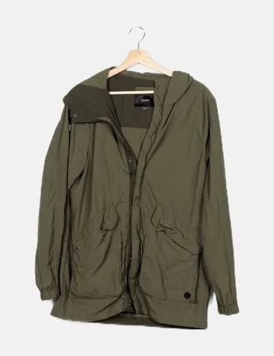 Pull&Bear Parka fina verde con capucha