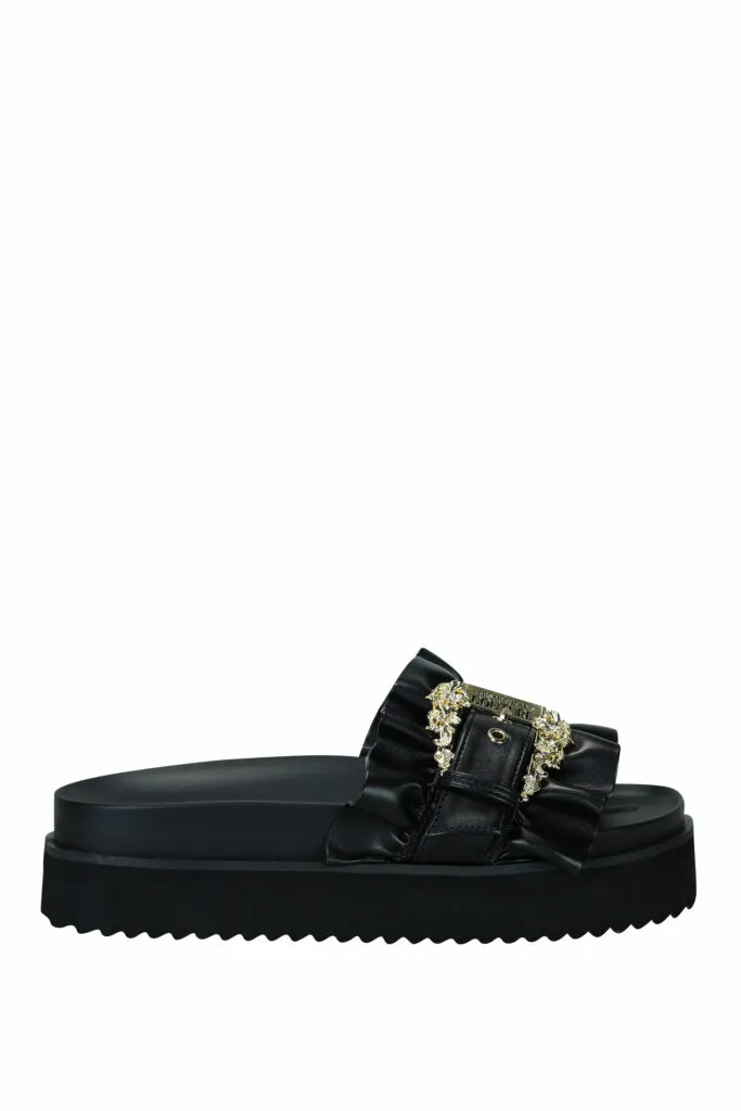 Sandalias negras con plataforma y hebilla barroca dorada