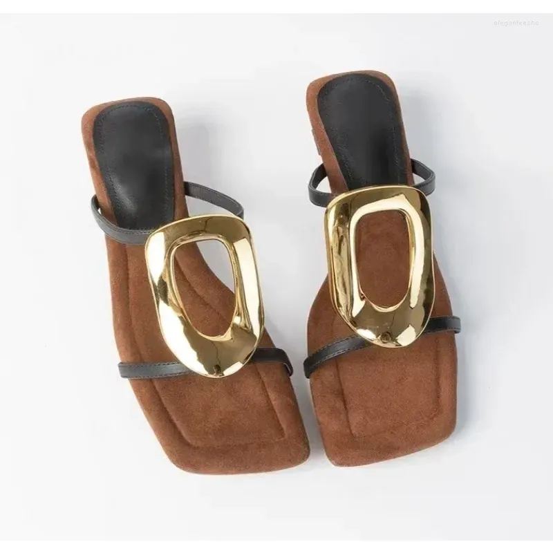 Zapatos casuales elegantes chanclas de plata vintage viste para mujeres romanas sobre zapatillas de playa de verano con una fald